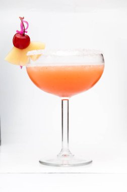 Beyaz bir arka plan üzerinde kokteyl serinletici