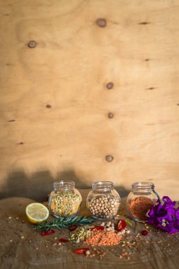 İşlenmemiş tahıllar ahşap arka plan ayarla.