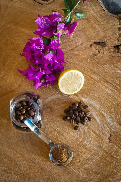 Kaffebönor Ett Träbord — Stockfoto