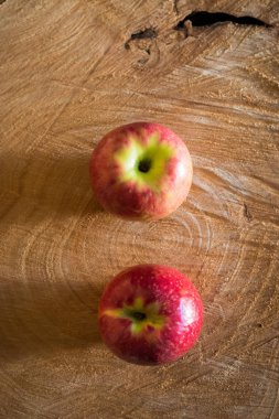 ahşap arka plan üzerinde taze kırmızı elmalar