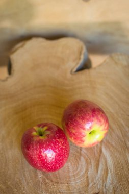 ahşap arka plan üzerinde taze kırmızı elmalar