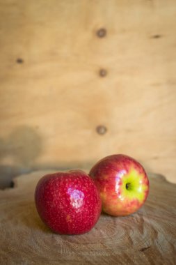 ahşap arka plan üzerinde taze kırmızı elmalar