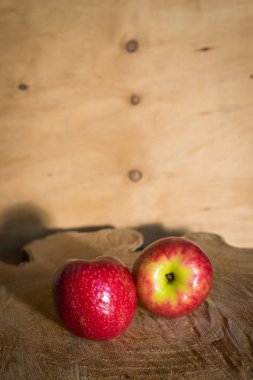 ahşap arka plan üzerinde taze kırmızı elmalar