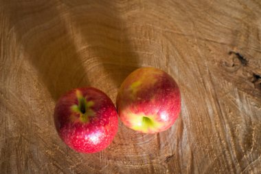 ahşap arka plan üzerinde taze kırmızı elmalar