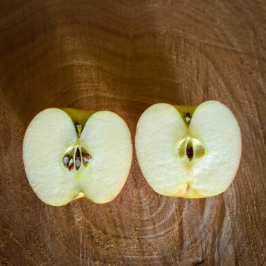 ahşap arka plan üzerinde taze kırmızı elmalar