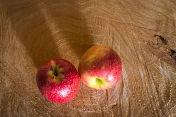 ahşap arka plan üzerinde taze kırmızı elmalar