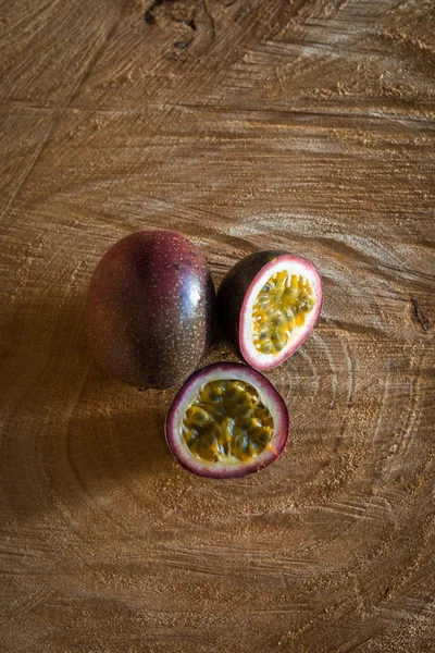 Juicy Passion Fruit Wooden Background — Stock Photo, Image