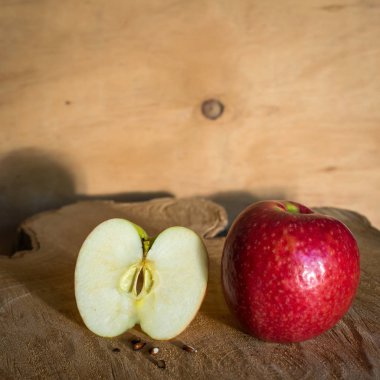 ahşap arka plan üzerinde taze kırmızı elmalar
