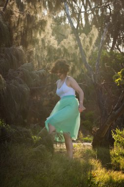 Güzel kız sahilde poz. Gold Coast, Avustralya, Queensland