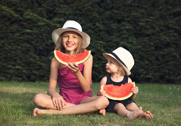 Κορίτσι και αγόρι και καρπούζι — Φωτογραφία Αρχείου