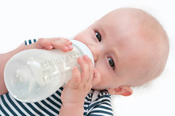 Niño y leche —  Fotos de Stock
