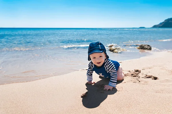 Petit garçon sur la plage — Photo