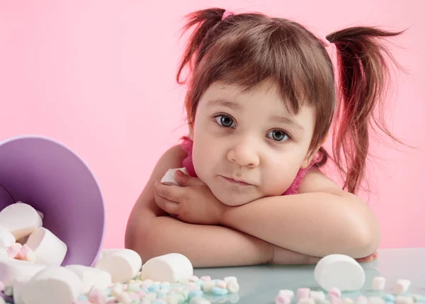 Πορτρέτο Του Ένα Χαριτωμένο Κοριτσάκι Marshmallow Που Απομονώνεται Ροζ Φόντο — Φωτογραφία Αρχείου