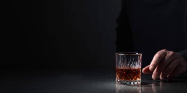 Adamın elinde bir bardak alkol için ulaşır. Alkolizm konusunda kavramsal görüntü. Metniniz için kopya alanı.
