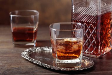 Scotch viski ve eski ahşap masa üzerinde doğal buz cam.