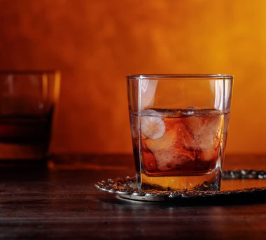 Scotch viski ve eski ahşap masa üzerinde doğal buz cam.