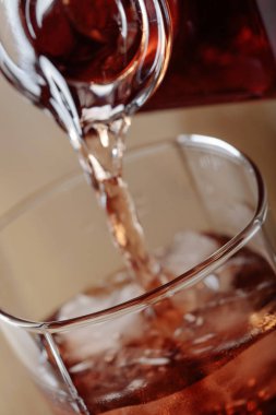 Viski bir sürahi buzlu cam içine dökülür.
