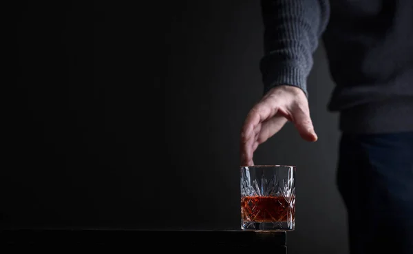 Adamın Elinde Bir Bardak Alkol Için Ulaşır Alkolizm Konusunda Kavramsal — Stok fotoğraf