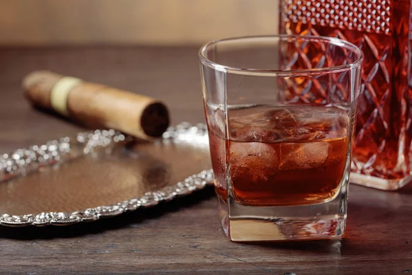 Scotch Whisky Természetes Jég Szivar Régi Fából Készült Asztal Üveg — Stock Fotó