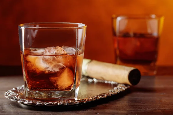 Glas Van Scotch Whisky Met Natuurlijke Ijs Sigaar Oude Houten — Stockfoto