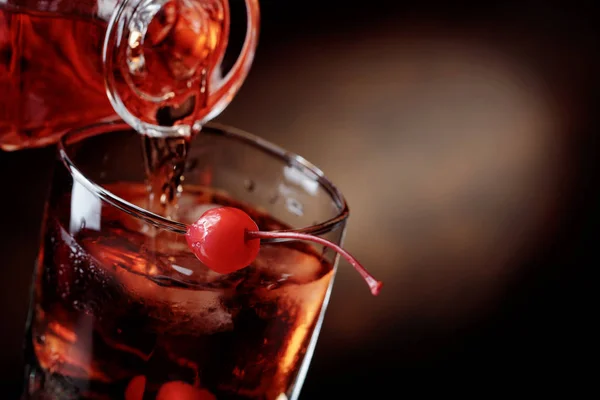 Whiskey Ömlött Kancsó Egy Üveg Ice Koktél Manhattan Cseresznye Másolja — Stock Fotó