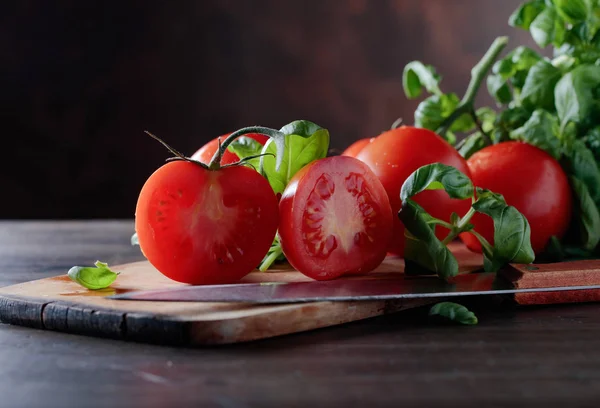 Tomates Rojos Con Albahaca Verde Sobre Fondo Mesa Madera Copiar — Foto de Stock