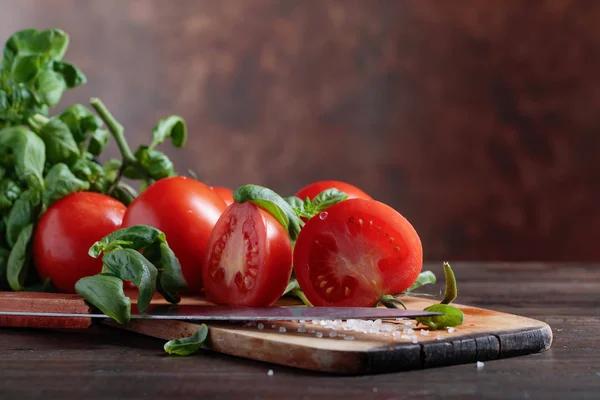Røde Tomater Med Grøn Basilikum Træbordsbaggrund Kopier Plads - Stock-foto