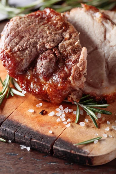 豚のオーブン焼きローズマリーと古い木製のテーブル スパイス — ストック写真