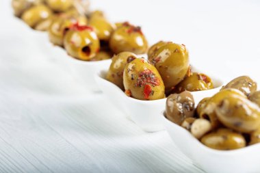 Baharatlı yeşil zeytin yağı bir beyaz tahta masada. Seçici odak.