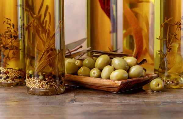 Olives Vertes Bouteilles Huile Olive Aux Épices Herbes — Photo