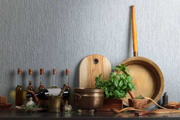 Utensílios Cozinha Vintage Com Manjericão Verde Garrafas Azeite Vinho Tinto — Fotografia de Stock