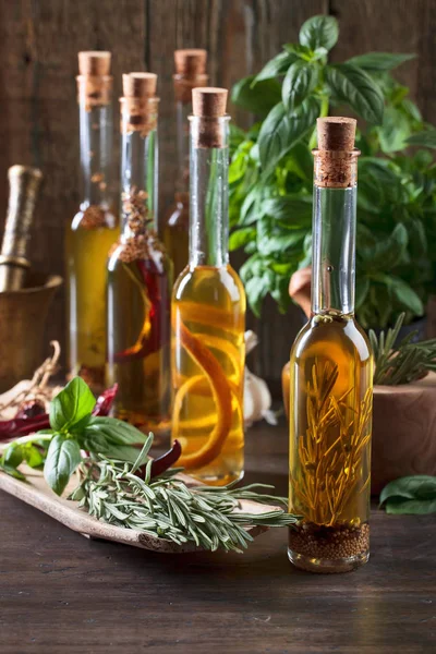 Huile Olive Avec Différentes Épices Herbes Sur Une Vieille Table — Photo