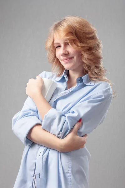 白いカップとシャツに若いかなり巻き毛のブロンドの女性 明るい日光の下で陽気な若い女性 — ストック写真