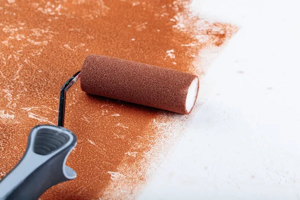 Painting Roller Surface Copper Paint Apartment Close Painting Rough Plaster — Stock Photo, Image