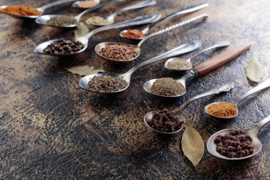 Vintage bir arka plan üzerine kaşık içinde farklı baharatlar. Metniniz için kopya alanı.