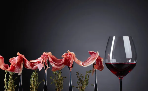 Prosciutto Thyme Twigs Glass Red Wine Dark Background Copy Space — Stock Photo, Image