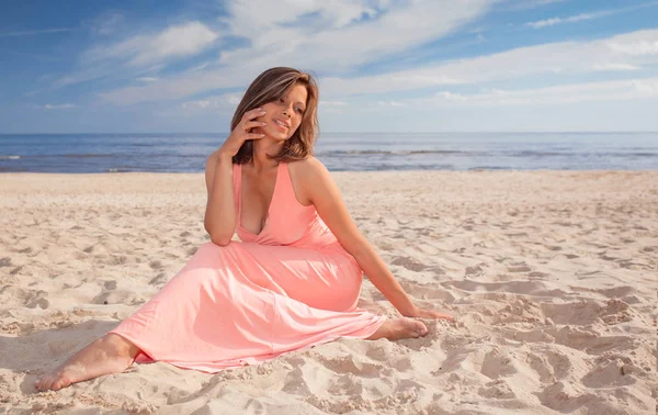 Piękna Kobieta Różowej Sukience Piaszczystej Plaży Morza Bałtyckiego — Zdjęcie stockowe