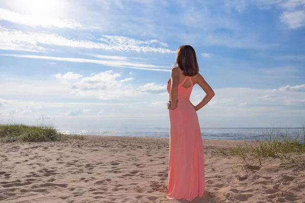 Vacker Kvinna Rosa Klänning Sandiga Stranden Östersjön — Stockfoto