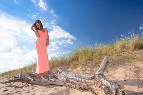 Mulher Bonita Vestido Rosa Praia Areia Mar Báltico — Fotografia de Stock