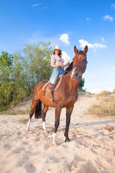 Jonge Mooie Cowgirl Met Een Paard Een Zanderige Weg Duinen — Stockfoto
