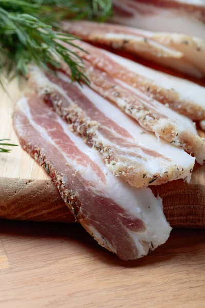 Plakjes Zoute Spek Met Kruiden Een Houten Tafel — Stockfoto