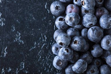  Olgun ve sulu taze yaban mersini closeup aldı. Yaban mersini arka plan. Üstten görünüm, kopya alanı.