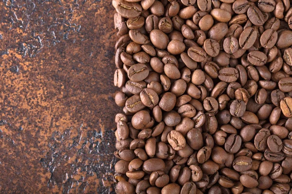 Granos Café Tostado Negro Encuentran Una Mesa Cobre Imagen Fondo —  Fotos de Stock