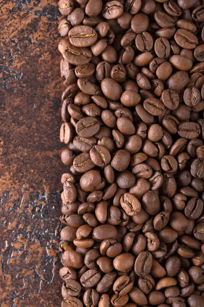 Schwarze Geröstete Kaffeekörner Liegen Auf Einem Kupfertisch Hintergrundbild Kopierraum Für — Stockfoto