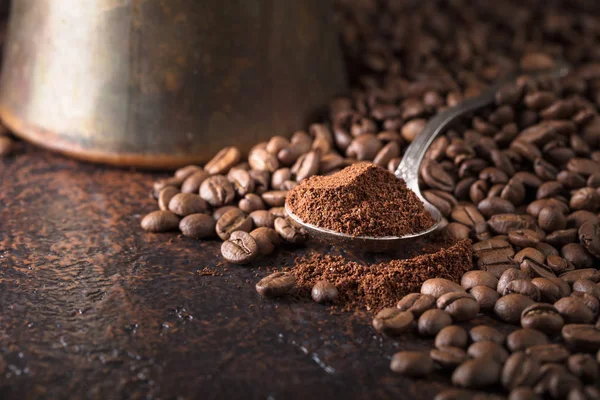 Zwarte Gebrande Koffie Korrels Gemalen Koffie Lepel Leugen Een Koperen — Stockfoto