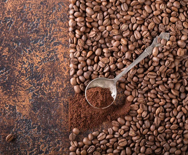 ブラック ローストしたコーヒーの穀物 銅テーブル 背景画像 テキストのコピー スペース平面図スプーン嘘に挽いたコーヒー — ストック写真
