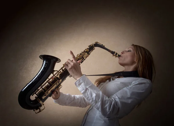 Jovem Loira Cabelos Longos Bonita Camisa Branca Com Saxofone — Fotografia de Stock