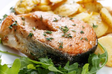 Kekik ve patates ile kavrulmuş Atlantik somonu.