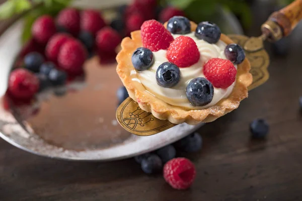 Dessert Tårtor Med Hallon Och Blåbär Ett Träbord Närbild Fancy — Stockfoto