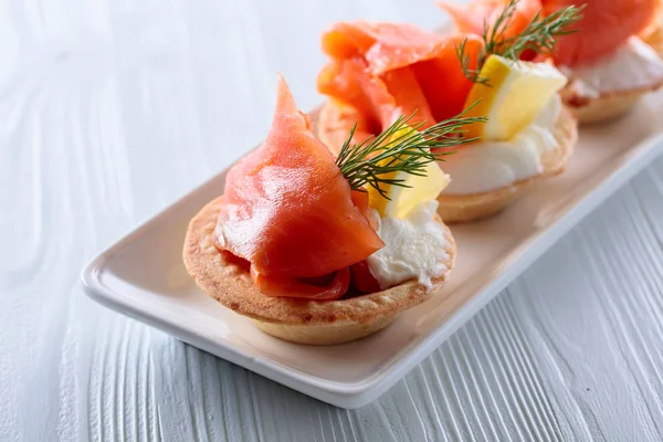 Tartlets Com Salmão Creme Uma Fatia Limão Uma Mesa Madeira — Fotografia de Stock